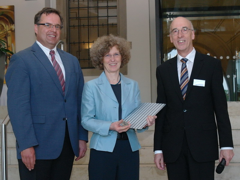 Irmtraud Rugen-Herzig mit der EDA-Medaille