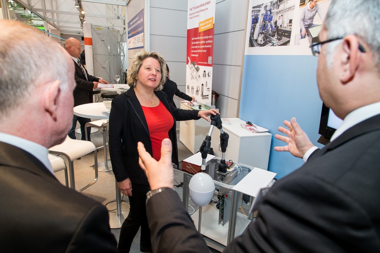 Auch NRW Wissenschaftsministerin Svenja Schulze konnte sich für die vorgestellten Testverfahren zur funktionalen Sicherheit von Motion-Control-Systemen begeistern.